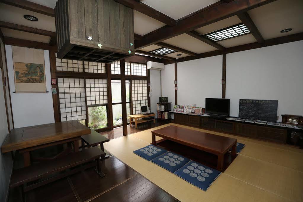 Hostel Waraku House *