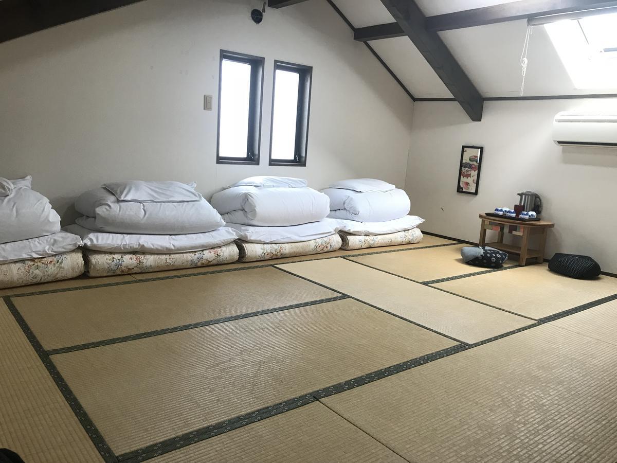 Hostel Waraku House *