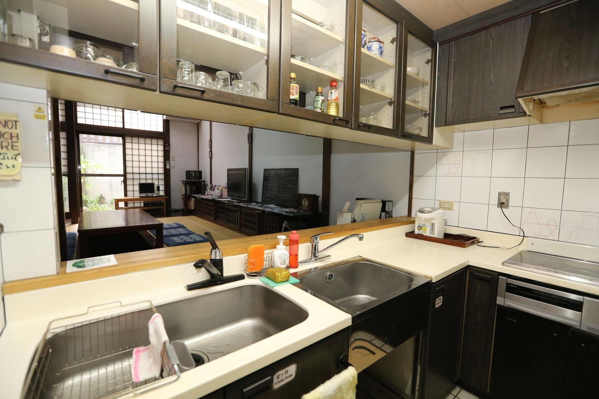 Hostel Waraku House *